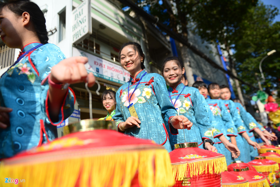 Hội Tết Nguyên tiêu rầm rộ trên đường phố Sài Gòn